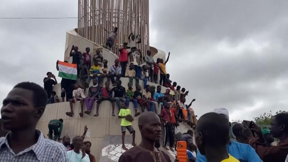 Fête de l'indépendance au Niger : des milliers de personnes soutiennent le coup d'État à Niamey Fête de l'indépendance au Niger : des milliers de personnes soutiennent le coup d'État à Niamey