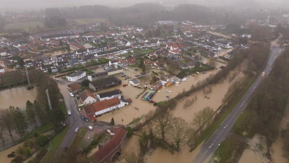 Inondations en France : début de décrue dans le Pas-de-Calais, toujours sous l'eau Inondations en France : début de décrue dans le Pas-de-Calais, toujours sous l'eau