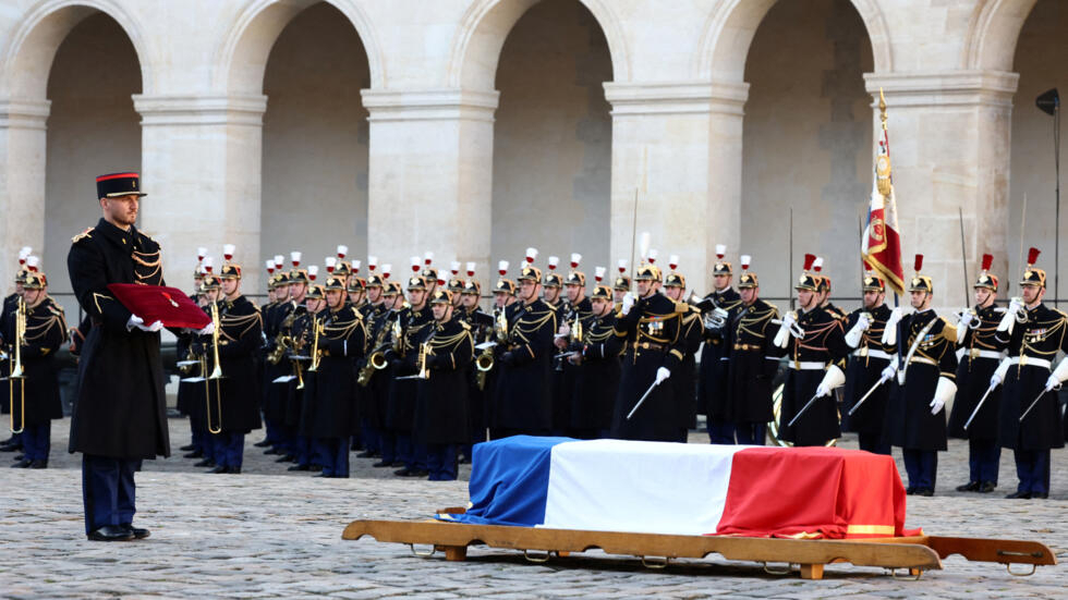 Jacques Delors a "réconcilié l'Europe avec son avenir", salue Emmanuel Macron aux Invalides