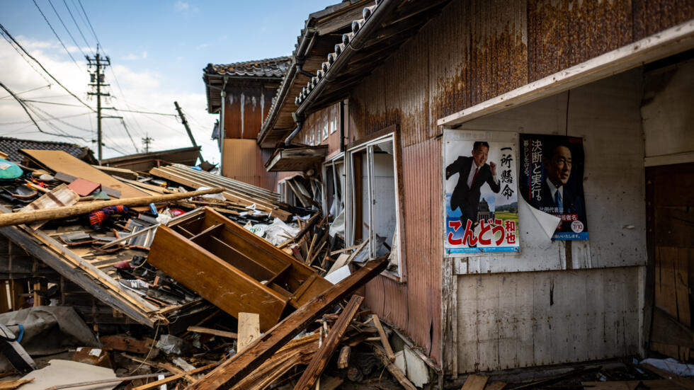 Japon : quatre jours après le séisme, les recherches se poursuivent pour trouver des survivants