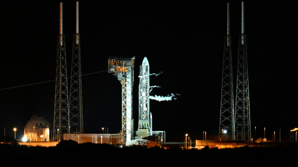 Une fusée décolle avec une sonde américaine, qui doit tenter de se poser sur la Lune