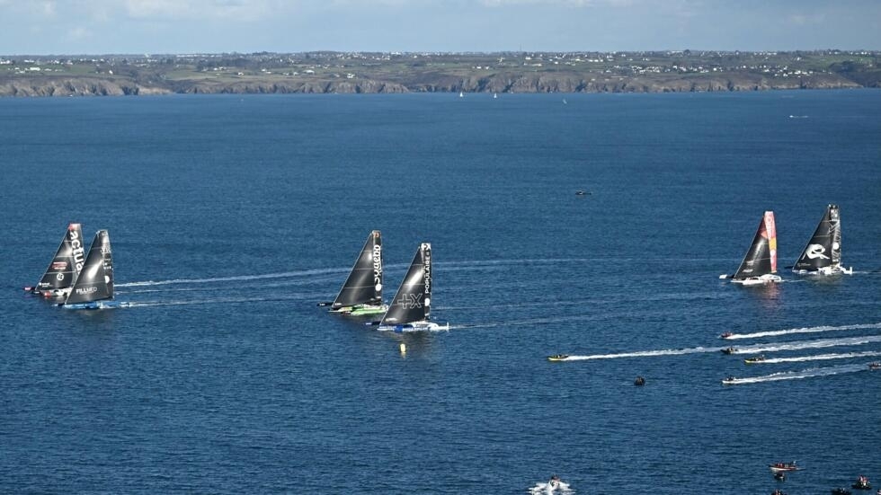 Départ de Brest du premier Ultim Challenge, un tour du monde en solitaire sur trimaran