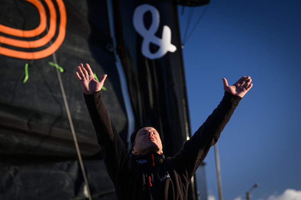 Départ de Brest du premier Ultim Challenge, un tour du monde en solitaire sur trimaran