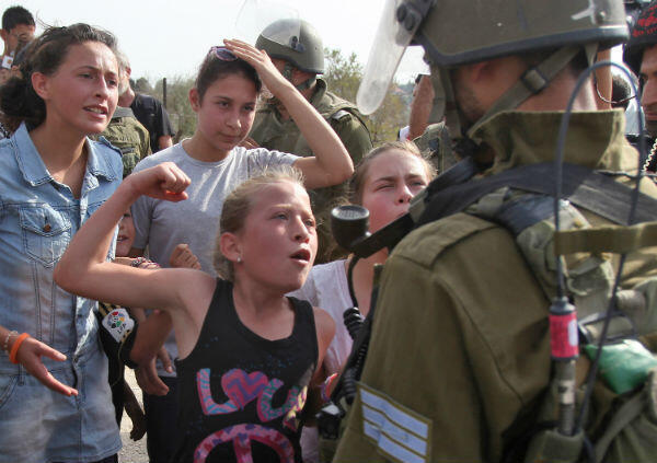 Qui est Ahed Tamimi, la jeune Palestinienne arrêtée par l'armée israélienne en Cisjordanie occupée ?