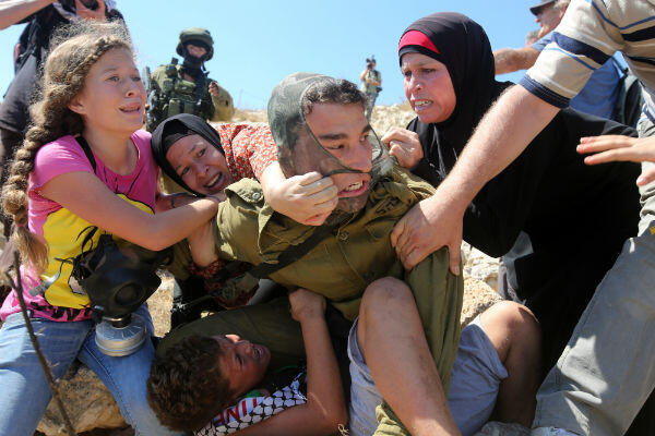 Qui est Ahed Tamimi, la jeune Palestinienne arrêtée par l'armée israélienne en Cisjordanie occupée ?