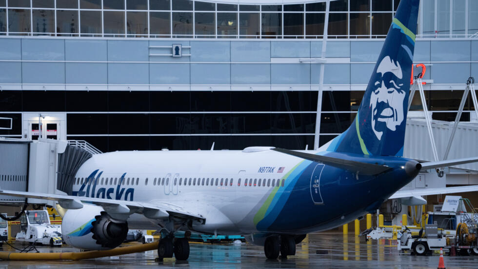 Nouveau coup dur pour Boeing après la perte d'une porte sur un vol Alaska Airlines