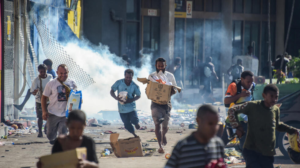 La Papouasie-Nouvelle-Guinée déclare l'état d'urgence dans la capitale après des émeutes meurtrières La Papouasie-Nouvelle-Guinée déclare l'état d'urgence dans la capitale après des émeutes meurtrières