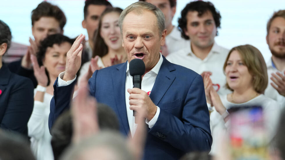 Pologne : derrière Donald Tusk, l'opposition trouve un accord et se dit "prête à gouverner"