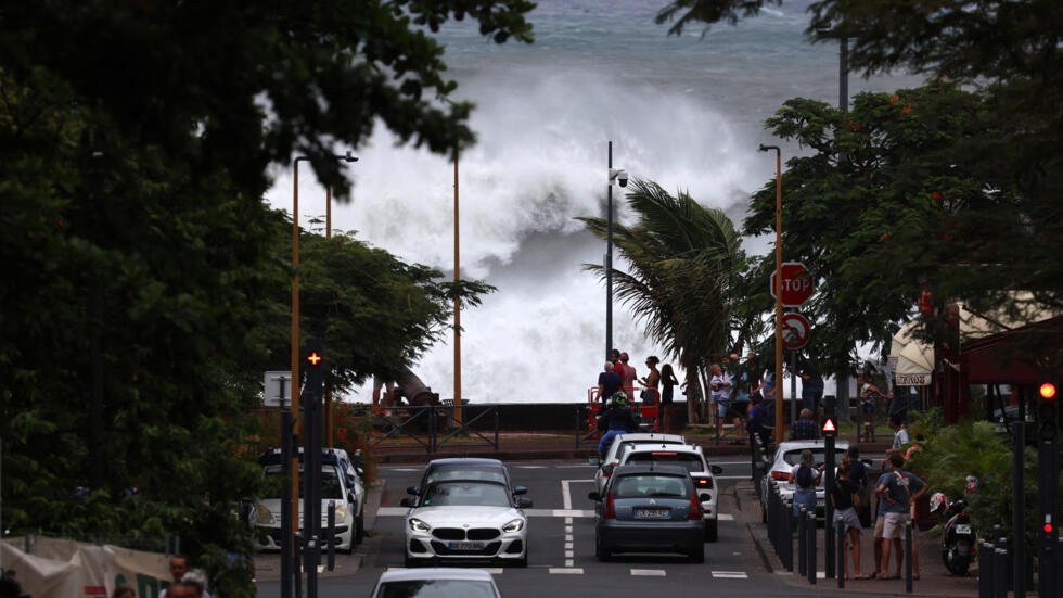 L'œil du cyclone Belal passe sur La Réunion, repassée en alerte rouge mais toujours confinée