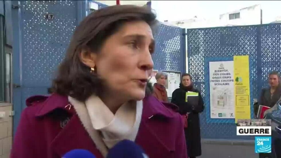 En visite à l'école Littré, Amélie Oudéa-Castéra dit avoir présenté ses "excuses"