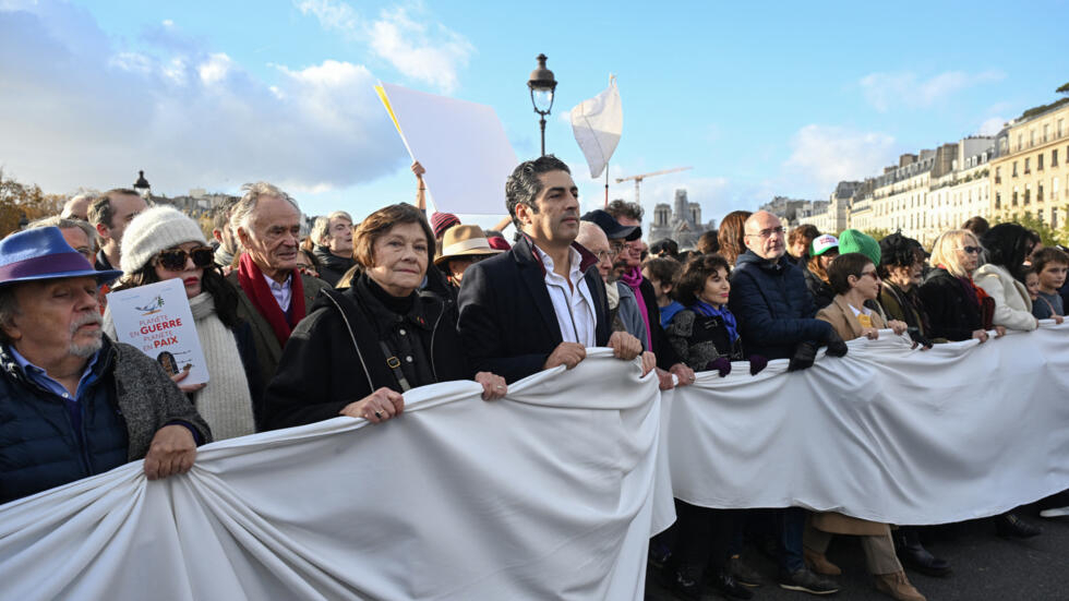 Guerre Israël-Hamas : à Paris, une marche silencieuse pour la paix à l'appel du monde de la culture