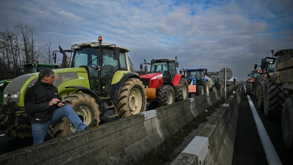 Autoroutes bloquées et manifestations : la grogne des agriculteurs se propage en Europe