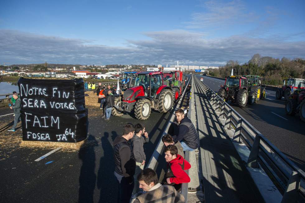 Autoroutes bloquées et manifestations : la grogne des agriculteurs se propage en Europe