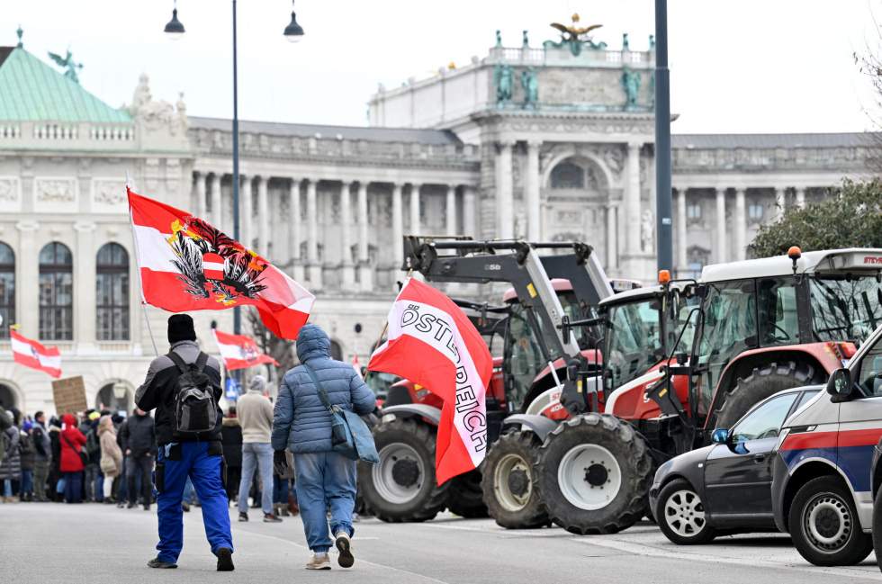 Autoroutes bloquées et manifestations : la grogne des agriculteurs se propage en Europe