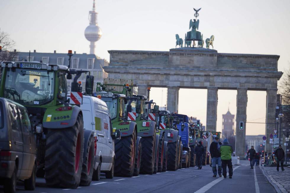 Autoroutes bloquées et manifestations : la grogne des agriculteurs se propage en Europe