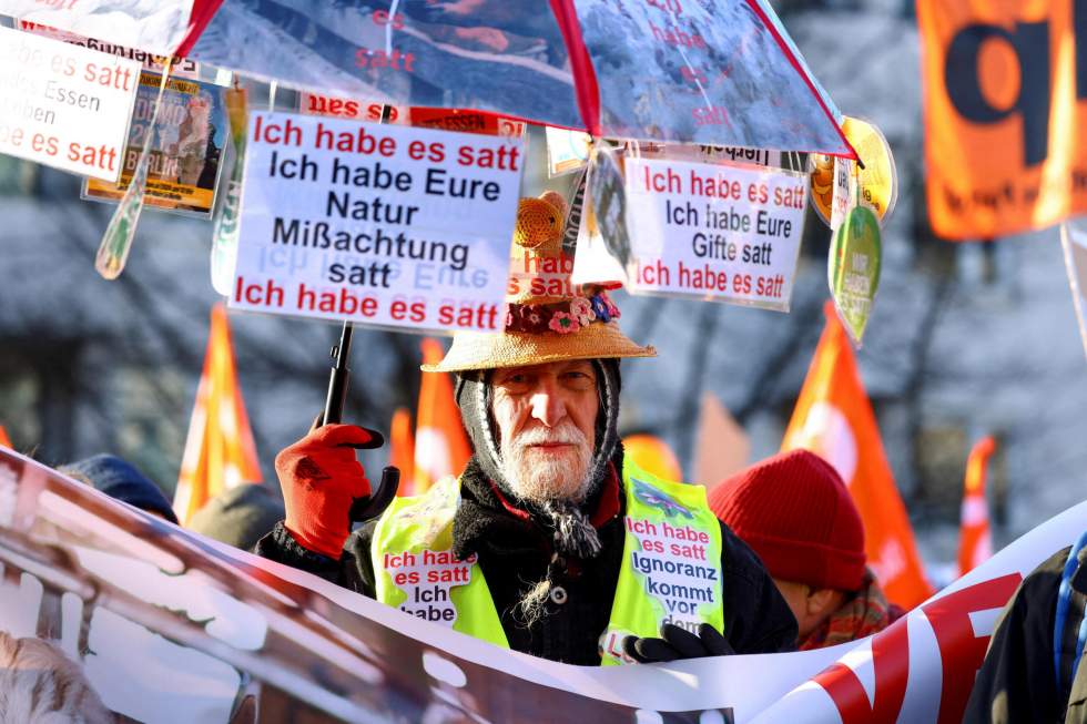 Autoroutes bloquées et manifestations : la grogne des agriculteurs se propage en Europe