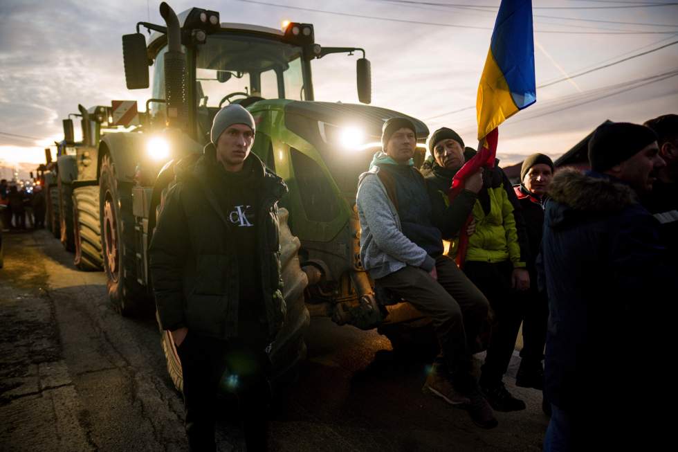 Autoroutes bloquées et manifestations : la grogne des agriculteurs se propage en Europe