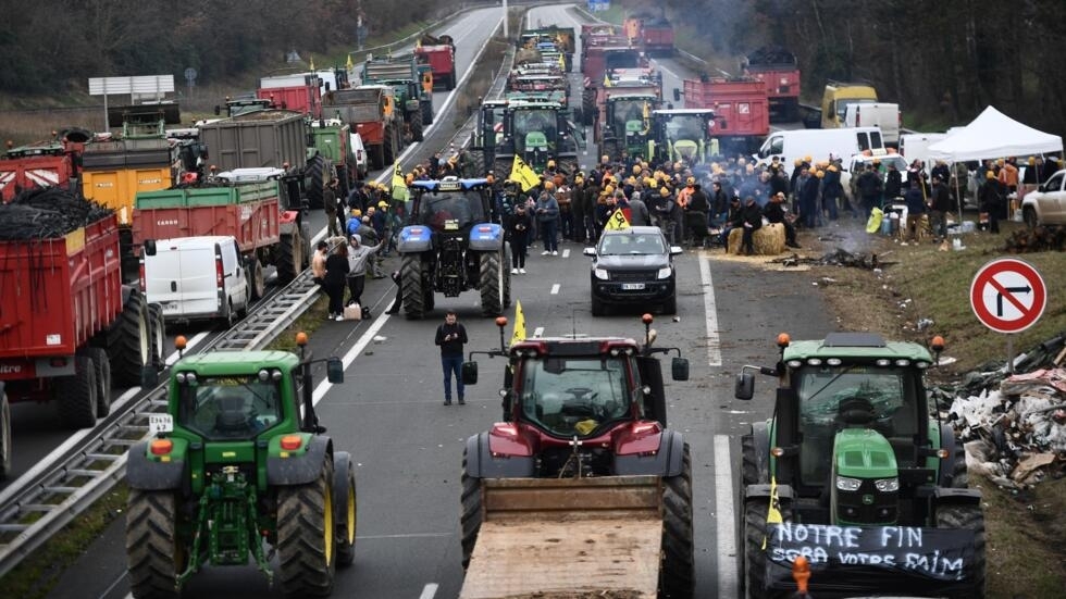 Les agriculteurs musclent leur mouvement pour faire pression sur le gouvernement