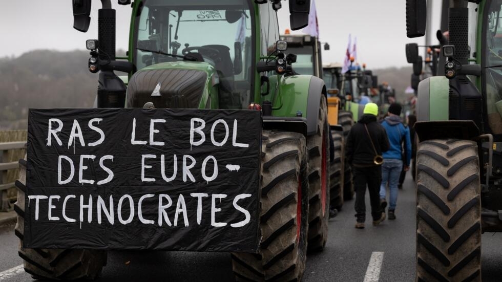 Les agriculteurs réclament des aides "immédiates" et un allègement des contraintes environnementales