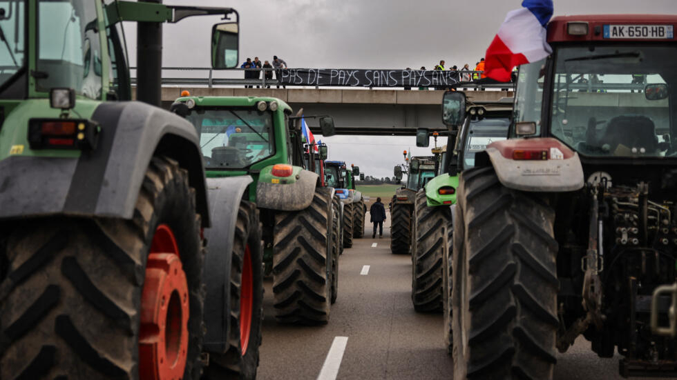 Les agriculteurs français menacent de bloquer Paris, des annonces du gouvernement attendues