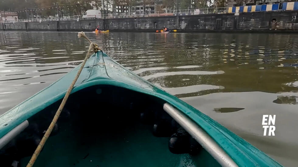 À Bruxelles, des jeunes nettoient le canal en kayak