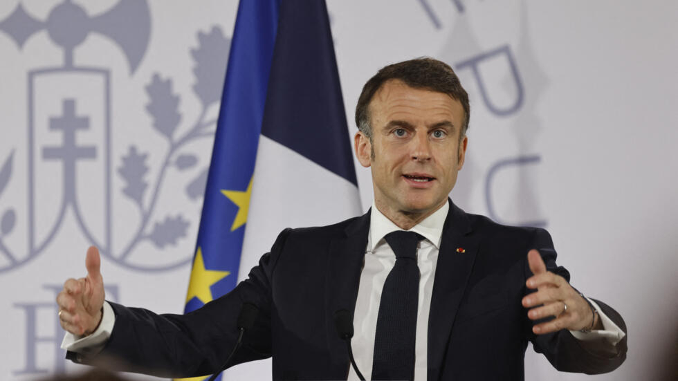 Emmanuel Macron promulgue la loi immigration depuis New Delhi