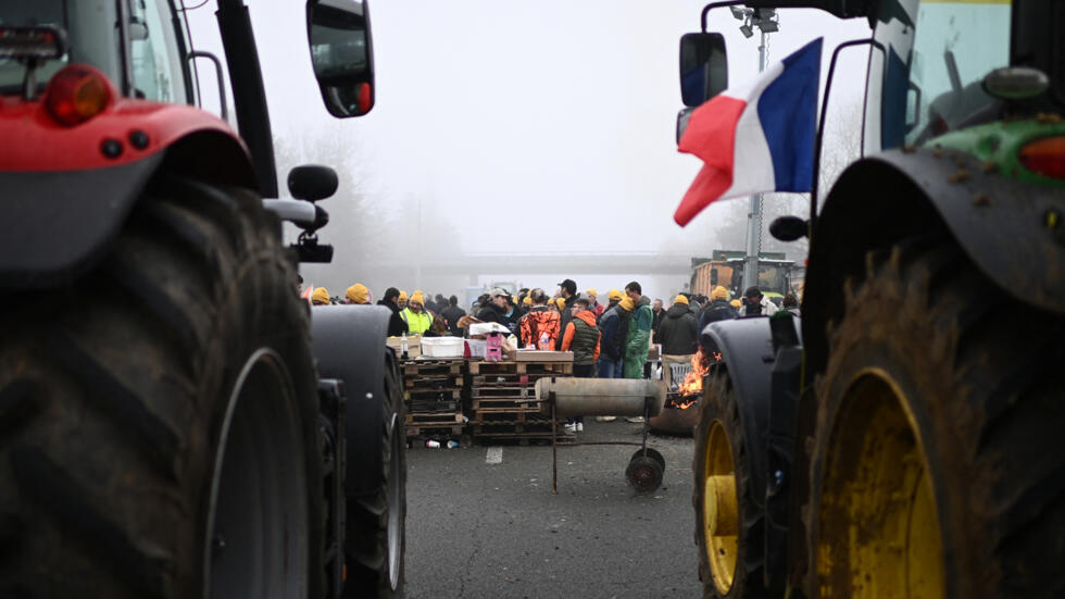 Colère des agriculteurs : les syndicats annoncent "un siège de la capitale"