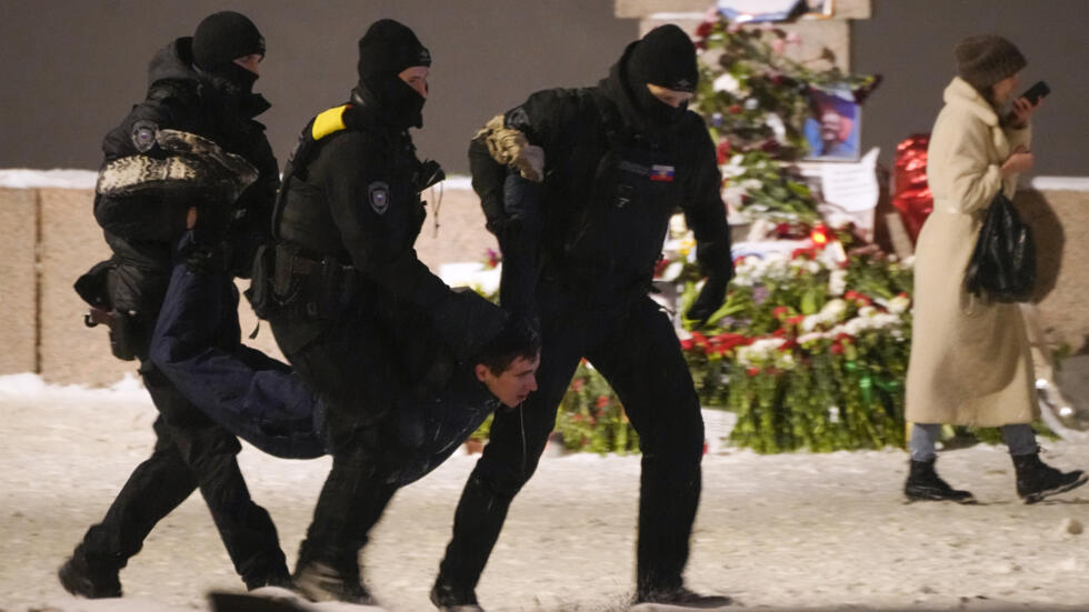 En Russie, une centaine d'arrestations lors de rassemblements en hommage à Alexeï Navalny