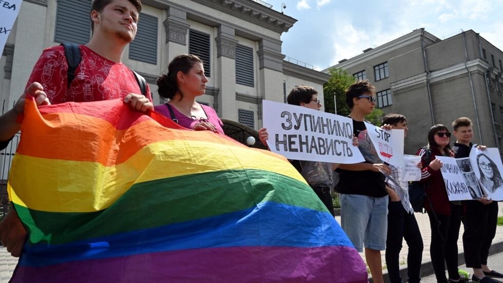 Interdiction du mouvement LGBT+ en Russie : "Poutine instrumentalise la peur des homosexuels"