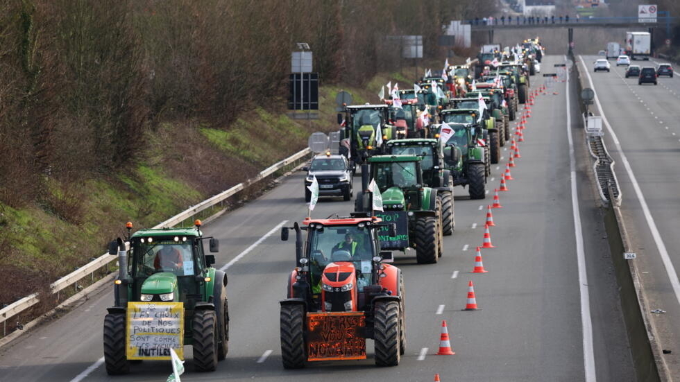 Les agriculteurs campent autour de Paris avant de nouvelles annonces du gouvernement mardi