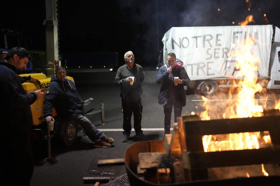 Les agriculteurs campent autour de Paris avant de nouvelles annonces du gouvernement mardi