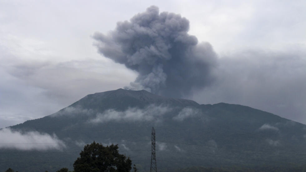 Indonésie : au moins onze morts et douze disparus dans l'éruption d'un volcan