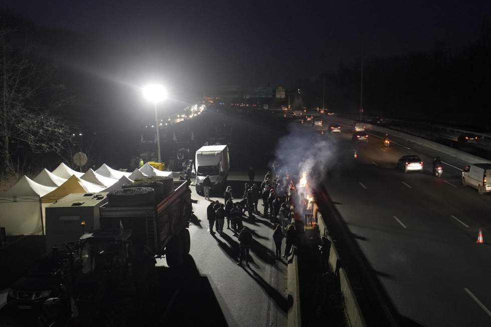 En images : la nuit des agriculteurs sur les autoroutes menant à Paris