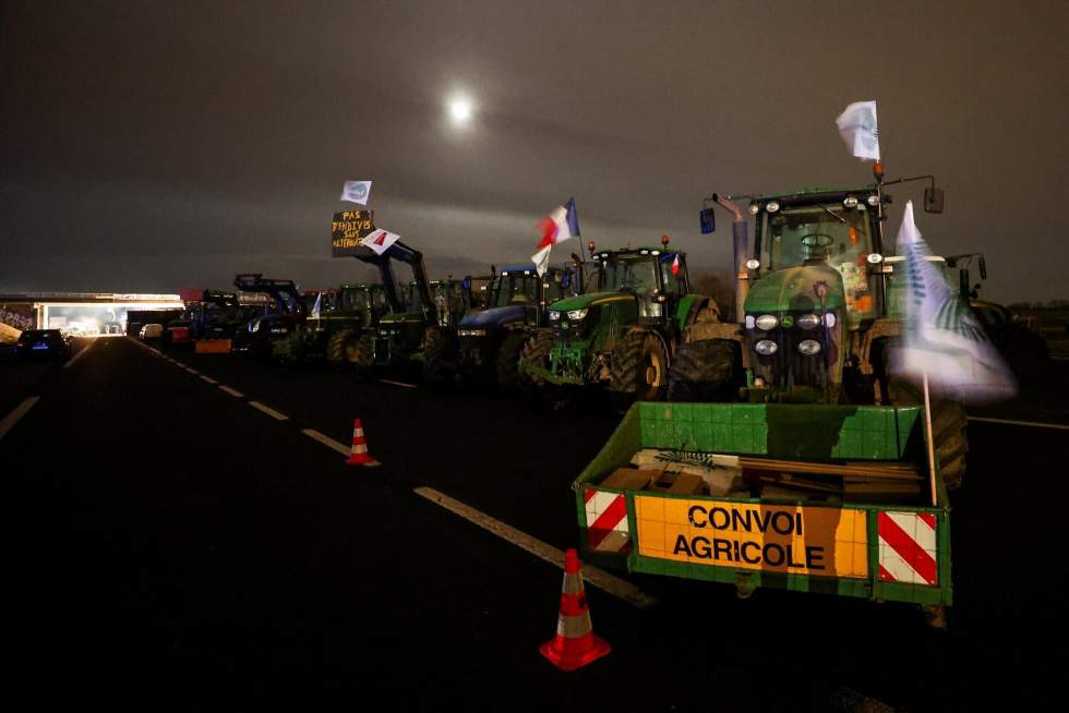 En images : la nuit des agriculteurs sur les autoroutes menant à Paris