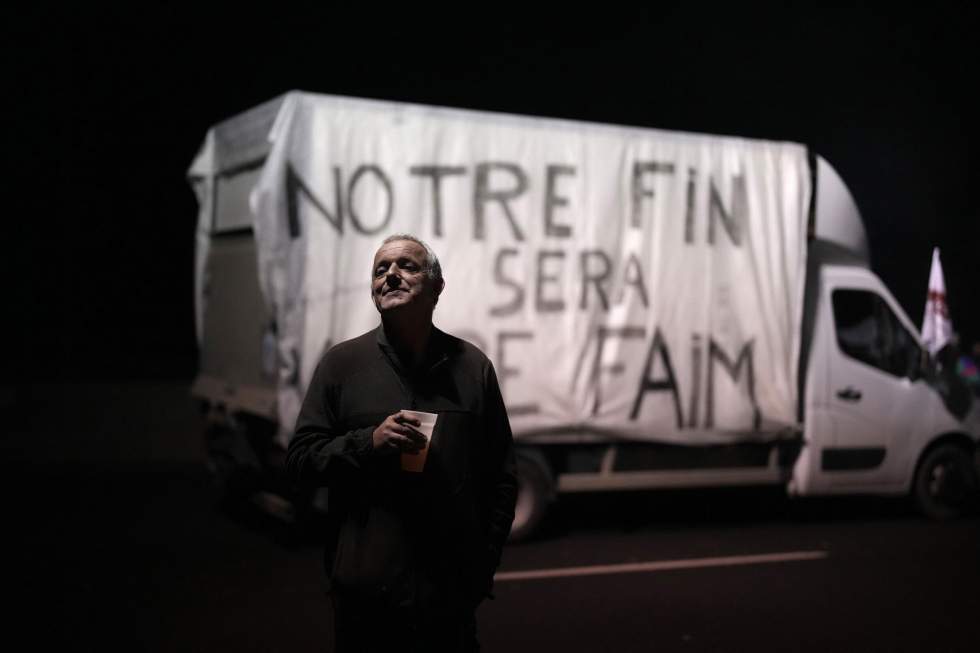 En images : la nuit des agriculteurs sur les autoroutes menant à Paris