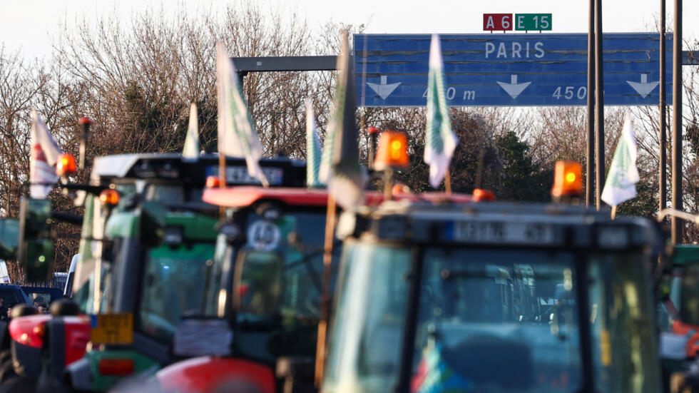 Malgré les annonces, la crise agricole s'enracine en France avant un sommet européen