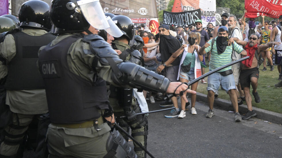 En Argentine, l'opposition quitte un temps le Parlement après la répression d'une manifestation