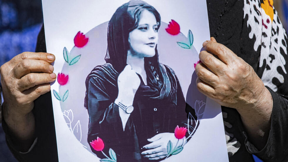 Iran : la famille de Mahsa Amini empêchée de venir en France pour recevoir le prix Sakharov Iran : la famille de Mahsa Amini empêchée de venir en France pour recevoir le prix Sakharov