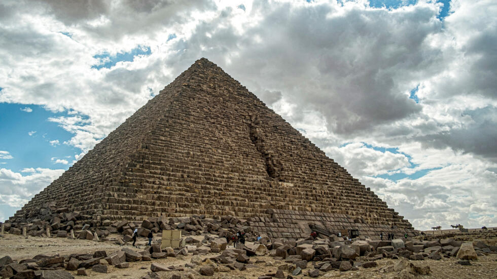 En Égypte, un projet "grossier" de rénovation des pyramides fait polémique En Égypte, un projet "grossier" de rénovation des pyramides fait polémique
