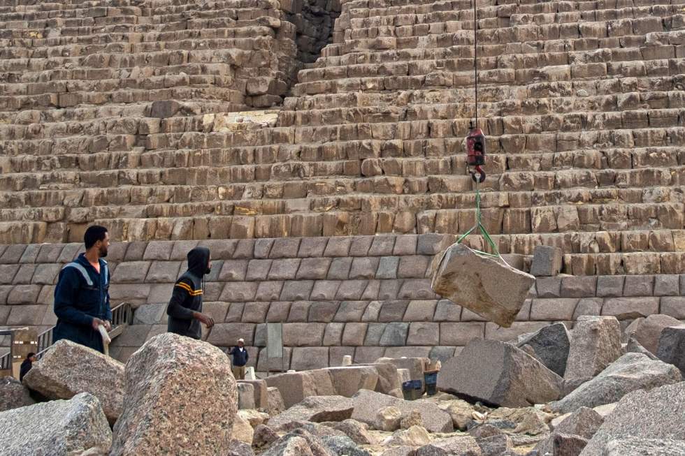 En Égypte, un projet "grossier" de rénovation des pyramides fait polémique En Égypte, un projet "grossier" de rénovation des pyramides fait polémique
