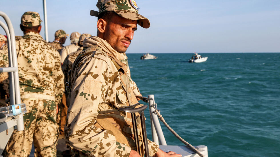 Nouvelles attaques des Houthis en mer Rouge, Maersk suspend le passage de ses navires dans la région