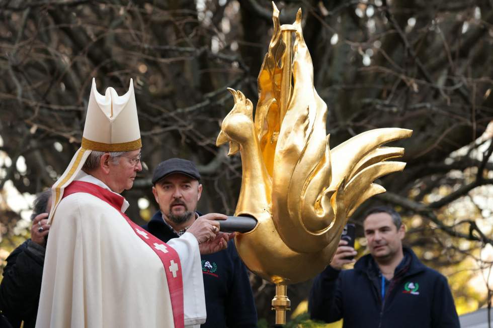 Notre-Dame de Paris retrouve son coq au sommet, symbole de sa renaissance après l'incendie