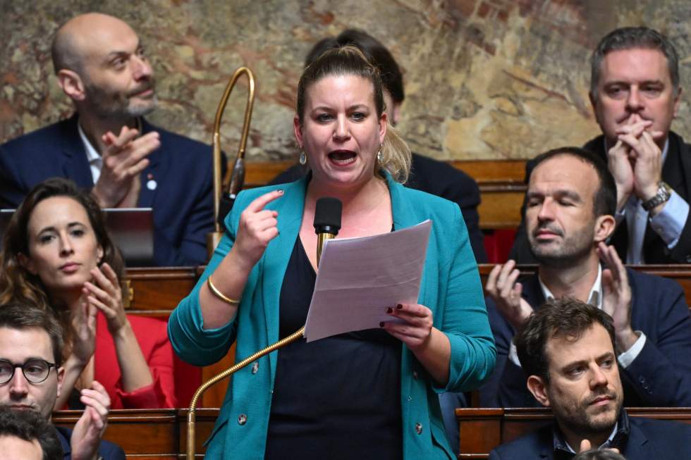 Loi immigration : interrompue, la réunion députés-sénateurs reprendra mardi matin