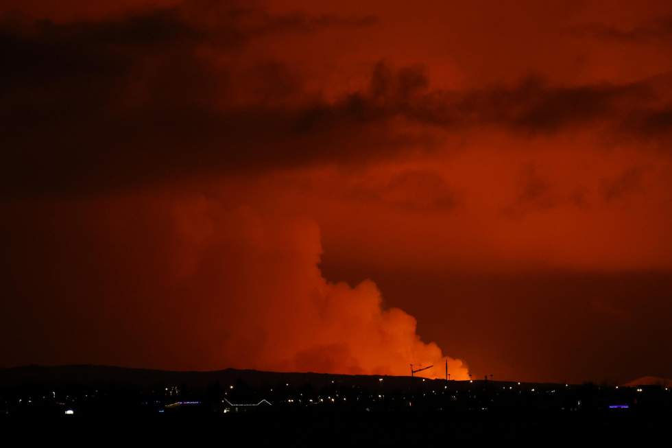 En images : nouvelle éruption volcanique en Islande, au sud de Reykjavik