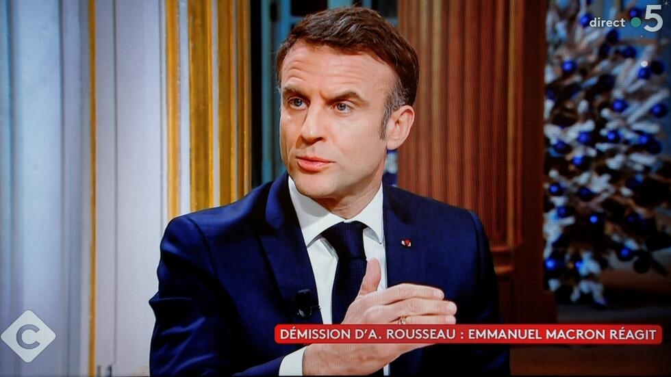 La loi sur l'immigration est "un bouclier qui nous manquait", dit Emmanuel Macron