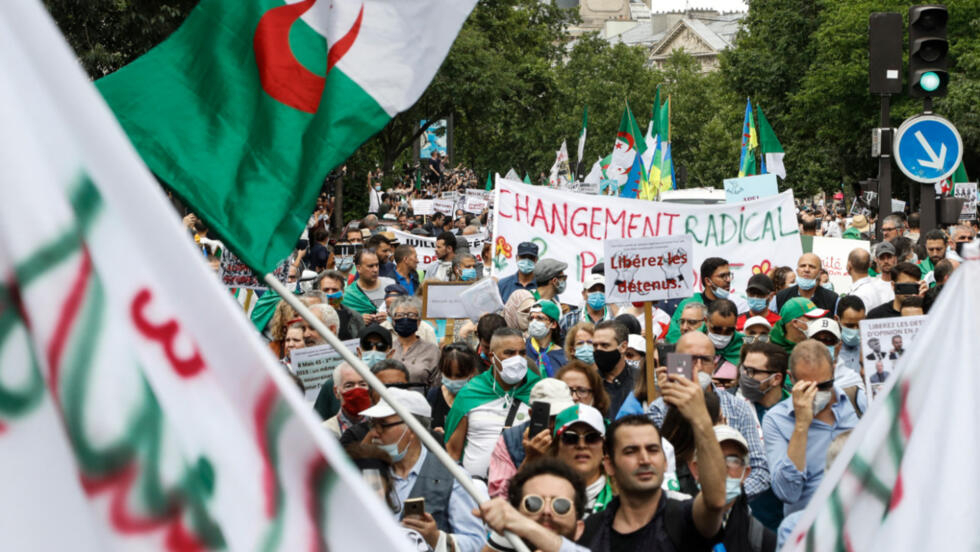 La préfecture de police de Paris interdit les rassemblements liés à l'Algérie