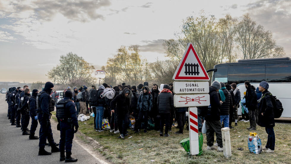 APL, quotas, droit du sol... Ce que contient la loi immigration adoptée au Parlement