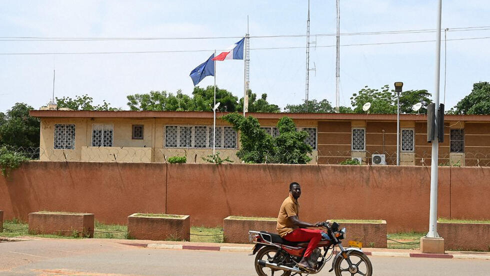 La France ferme son ambassade au Niger, qui ne peut "plus assurer ses missions"