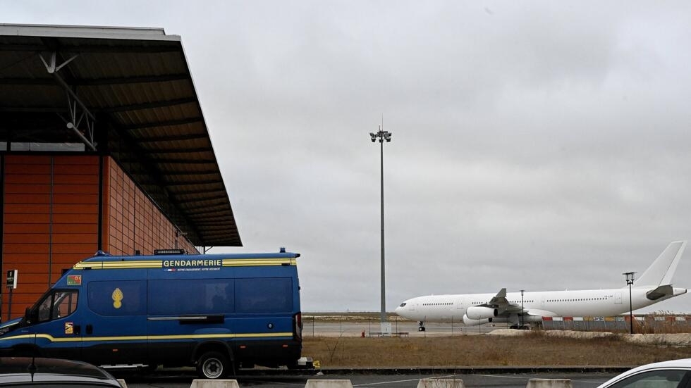 Avion immobilisé dans la Marne : vers un maintien des passagers indiens dans l'aéroport