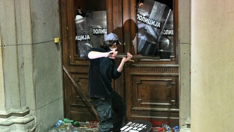 En Serbie, des manifestants tentent de forcer l'entrée de la mairie de Belgrade